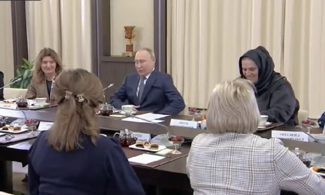 Путин встретился с ряжеными солдатскими матерями