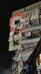 Пострадавшие в результате ракетной атаки в Днепре сигнализируют спасателям с помощью фонарика в телефоне