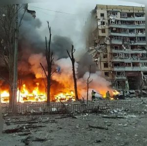 Ракетная атака в Днепре. Разрушен жилой дом